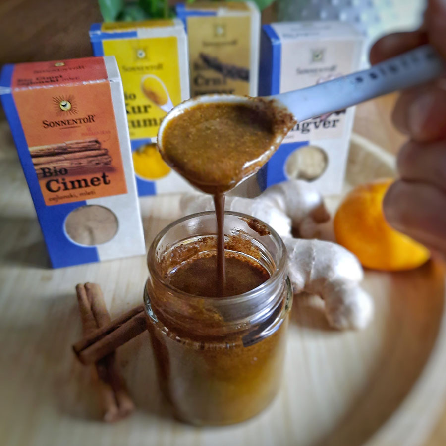 sirup z toplimi začimbami