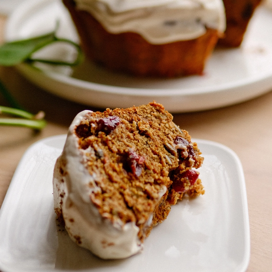 Korenčkov šarkelj z bučnimi semeni in brusnicami